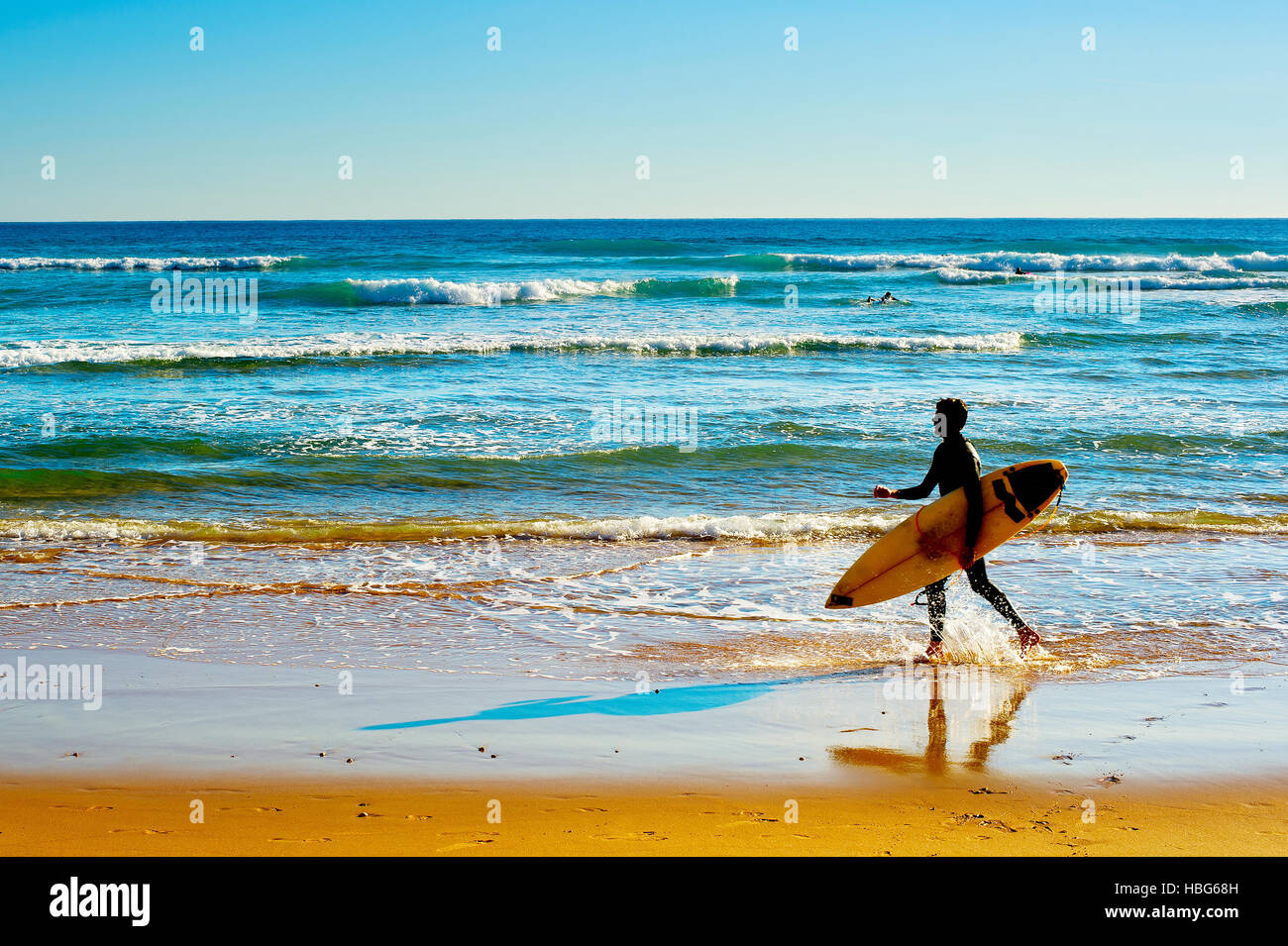 Surfer sulla spiaggia Foto Stock