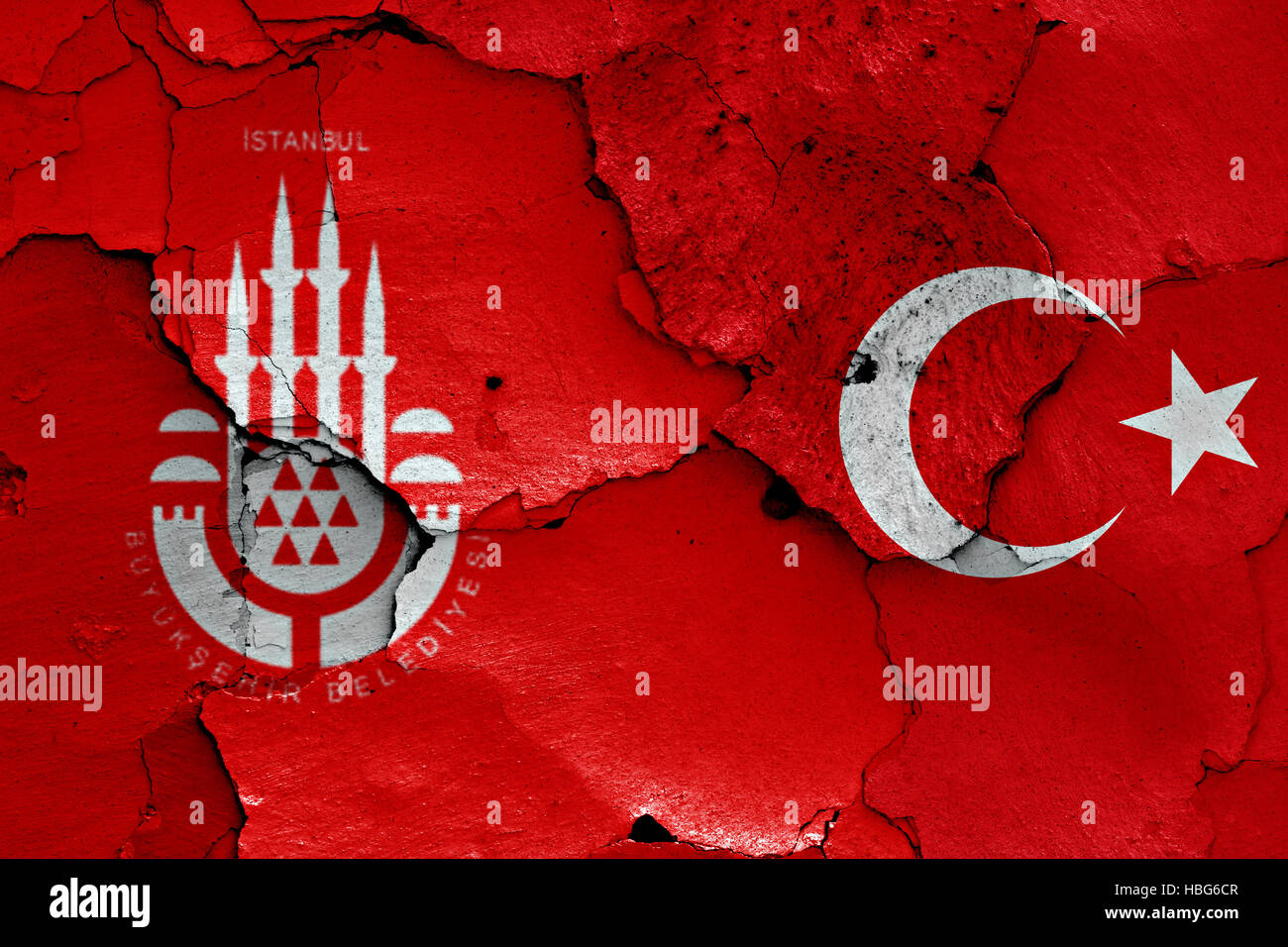 Bandiere di Istanbul e la Turchia dipinta sulla parete incrinato Foto Stock