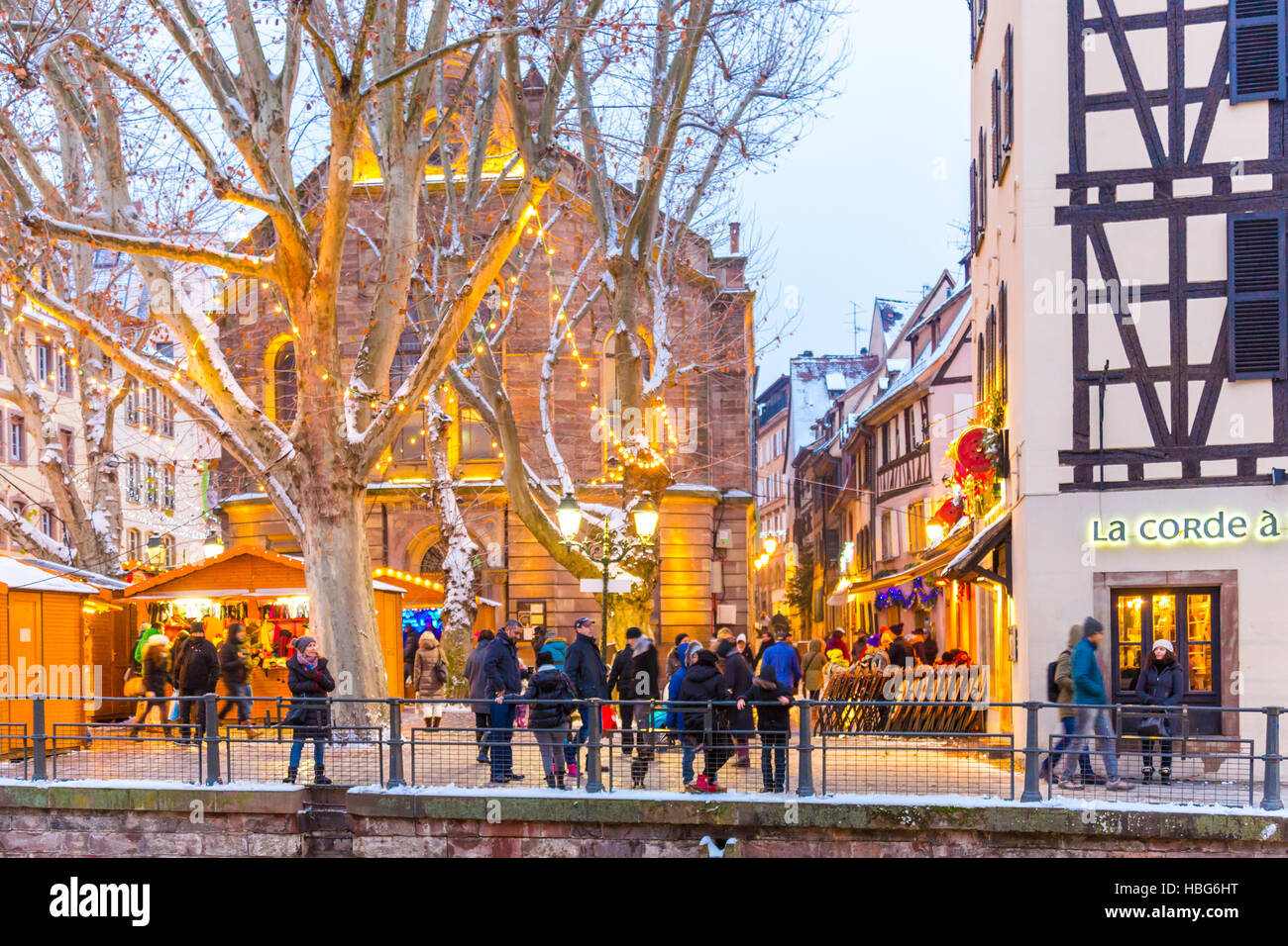 Mercatino di Natale a crepuscolo Petite France poco (Francia), Strasburgo, Alsazia, Bas Rhin Francia Foto Stock