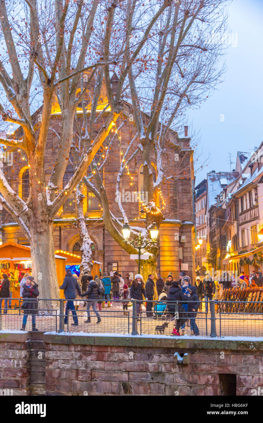 Mercatino di Natale a crepuscolo Petite France poco (Francia), Strasburgo, Alsazia, Bas Rhin Francia Foto Stock