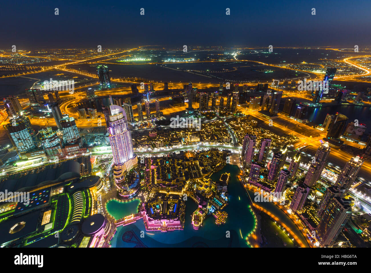 Vista dal Burj Khalifa Observation Deck, Fontana di Dubai, l'indirizzo Downtown Burj Dubai Mall e Souk Al Bahar, notte Foto Stock