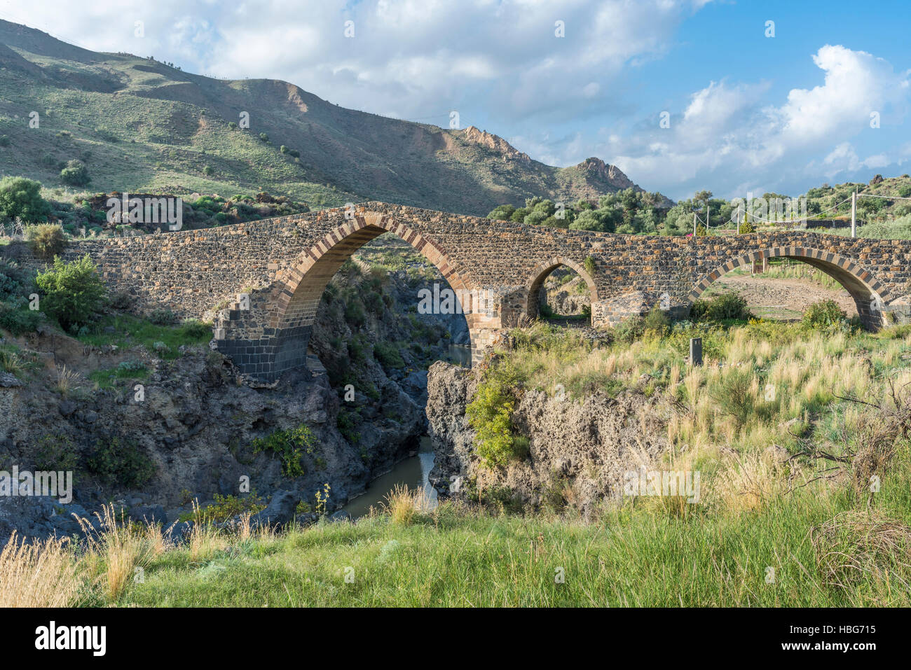 Un ponte medievale sul fiume Simeto, Ponte dei Saraceni, Ponte dei Saraceni, il lato occidentale dell'Etna, Adrano, Sicilia, Italia Foto Stock