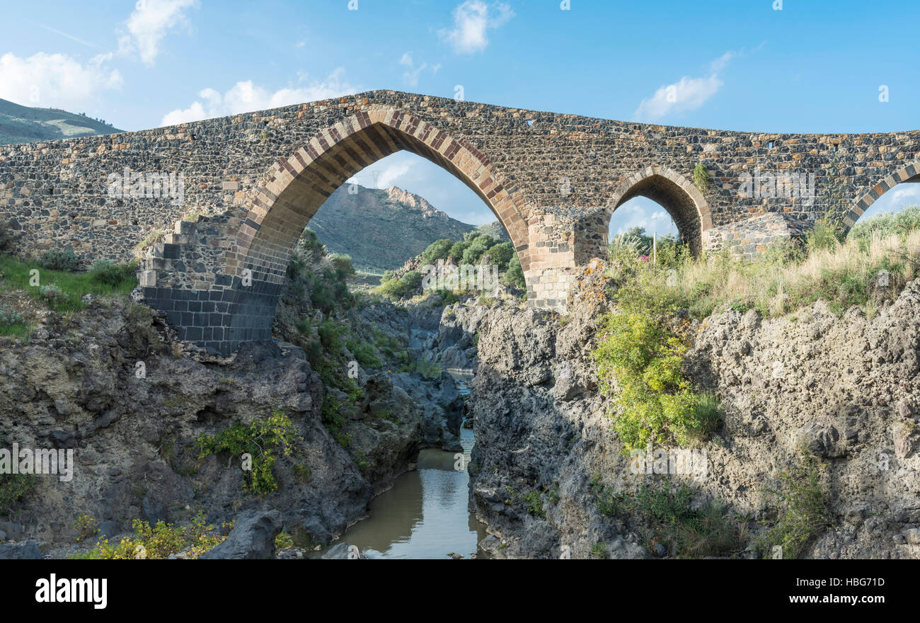 Un ponte medievale sul fiume Simeto, Ponte dei Saraceni, Ponte dei Saraceni, il lato occidentale dell'Etna, Adrano, Sicilia, Italia Foto Stock
