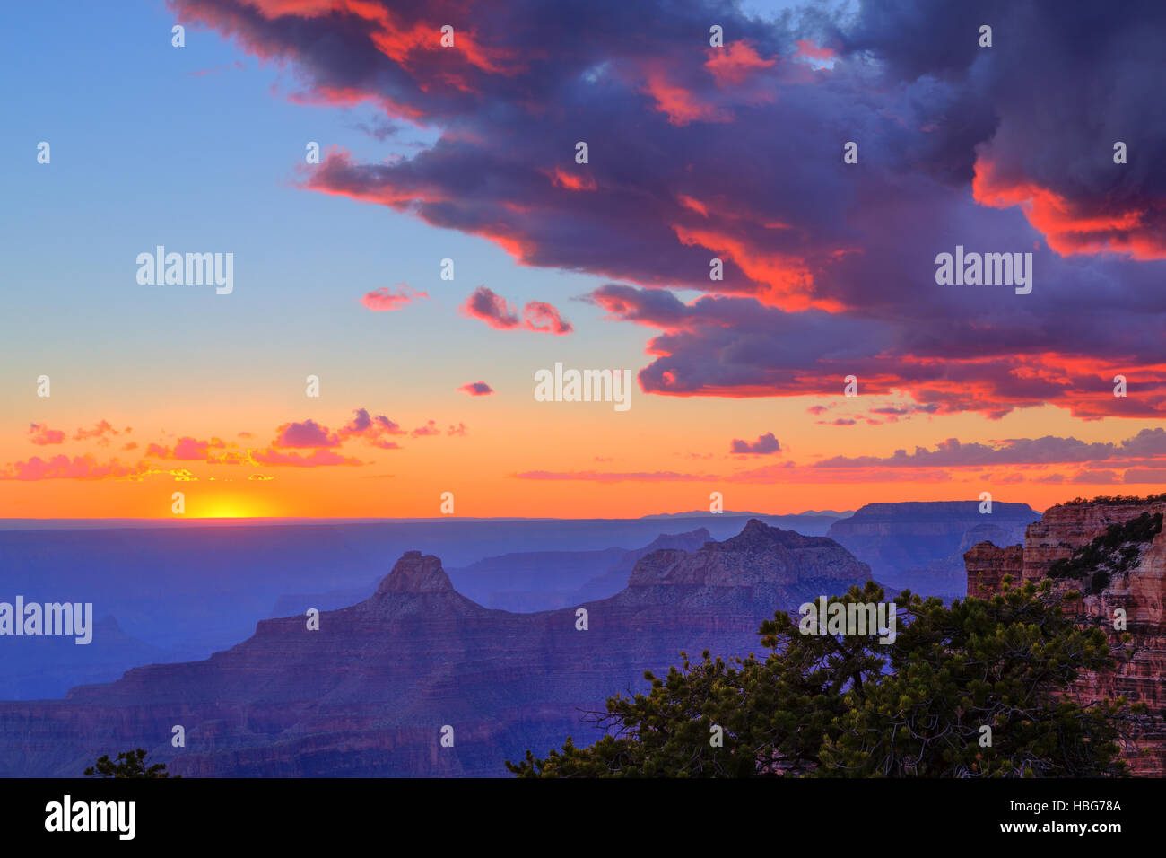Il Grand Canyon, tramonto, rosso brillante nuvole, North Rim, il Parco Nazionale del Grand Canyon, Arizona, Stati Uniti d'America Foto Stock