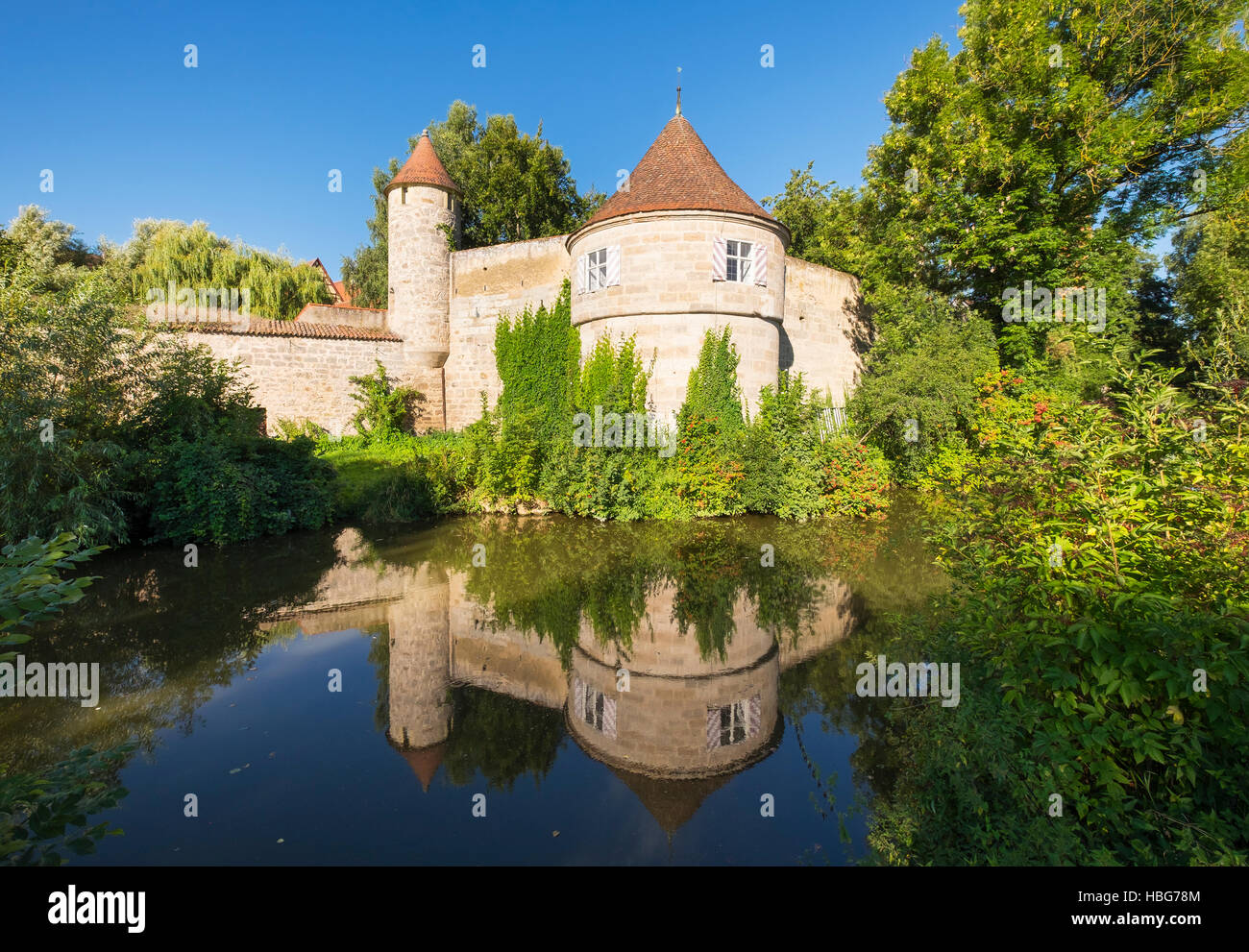 Fiume Wörnitz, piccolo bastione delle mura della città con acqua riflessione, Dinkelsbühl, Media Franconia, Franconia, Baviera, Germania Foto Stock