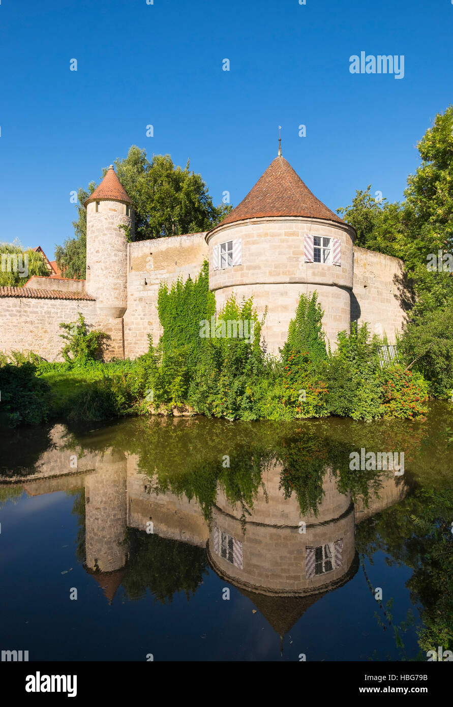 Fiume Wörnitz, piccolo bastione delle mura della città con acqua riflessione, Dinkelsbühl, Media Franconia, Franconia, Baviera, Germania Foto Stock