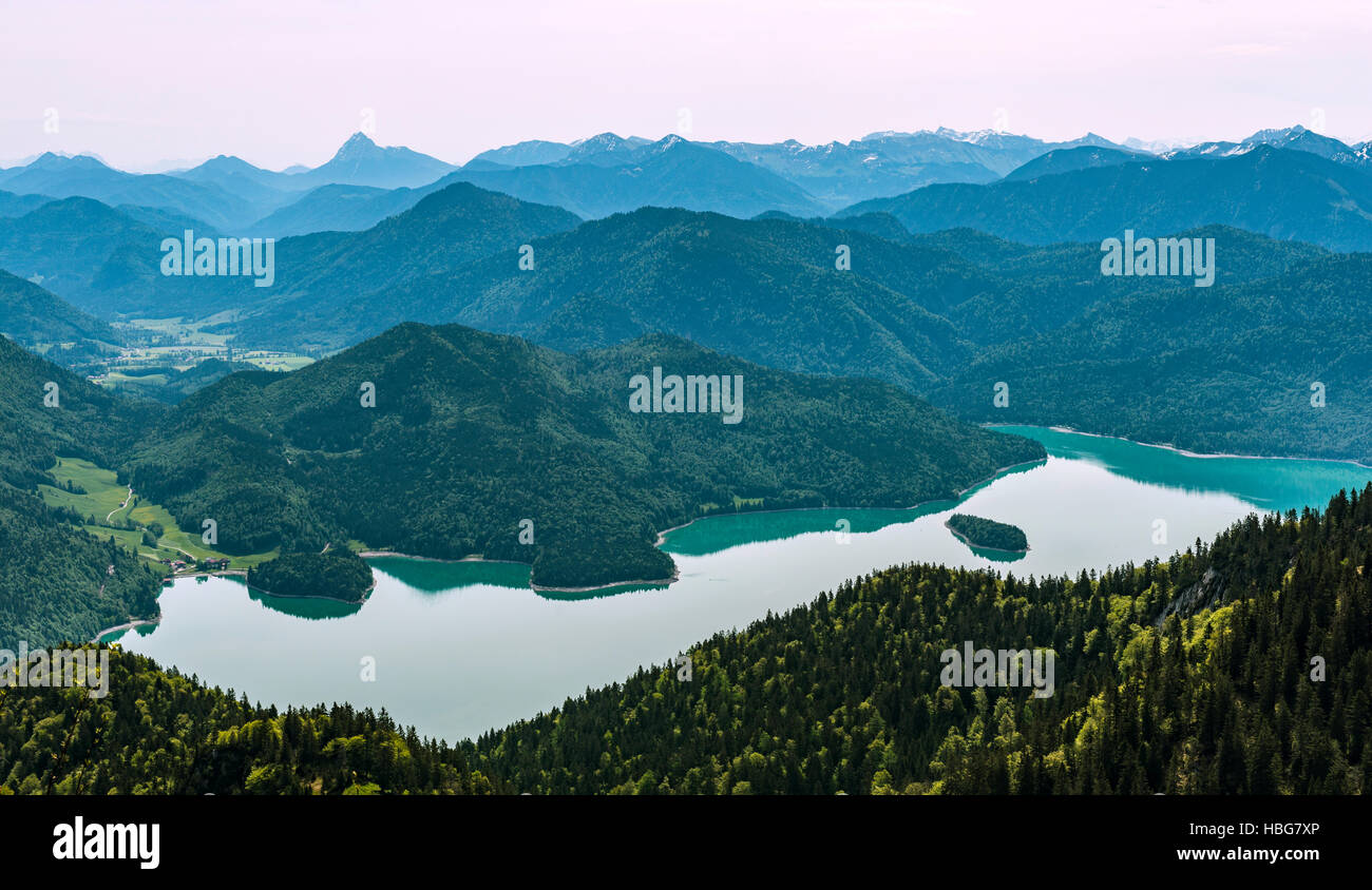 Vista sul lago di Walchen e Alpi dal picco Herzogstand, Alta Baviera, Baviera, Germania Foto Stock