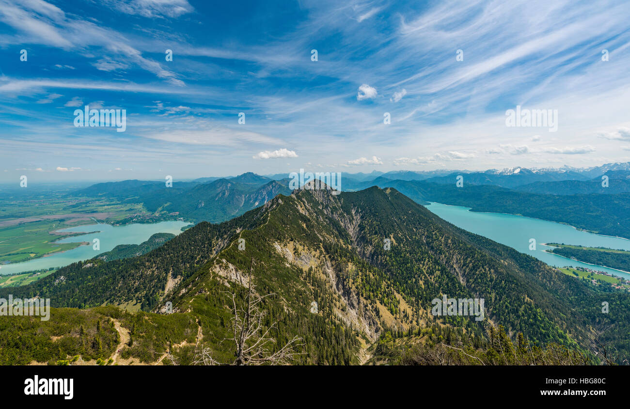 Vista sul lago di Kochel e Lago di Walchen dal picco Herzogstand, Alpine Foreland, Alta Baviera, Baviera, Germania Foto Stock