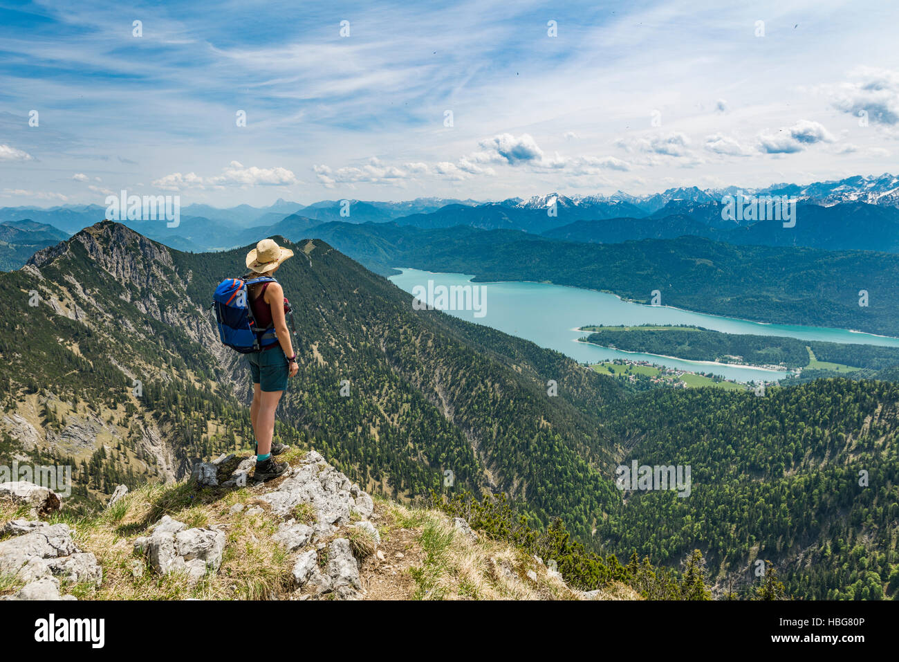 Escursionista guardando verso il lago di Kochel dal picco Heimgarten, sinistra Herzogstand, Alta Baviera, Baviera, Germania Foto Stock
