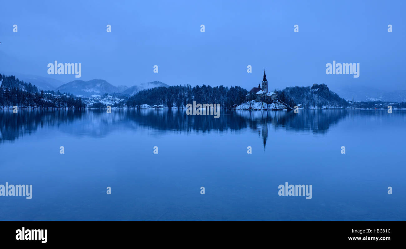 Il lago di Bled al tramonto in inverno, sulle Alpi Giulie, Slovenia Foto Stock