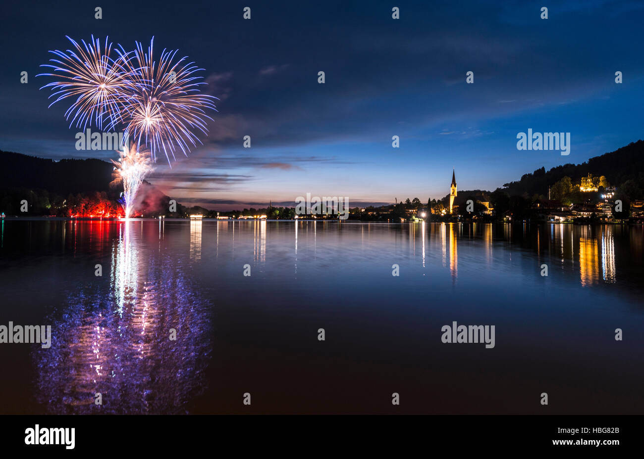 Fuochi d'artificio, riflesso nel lago Schliersee, San Sisto Chiesa Parrocchiale, Schliersee, Alta Baviera, Baviera, Germania Foto Stock