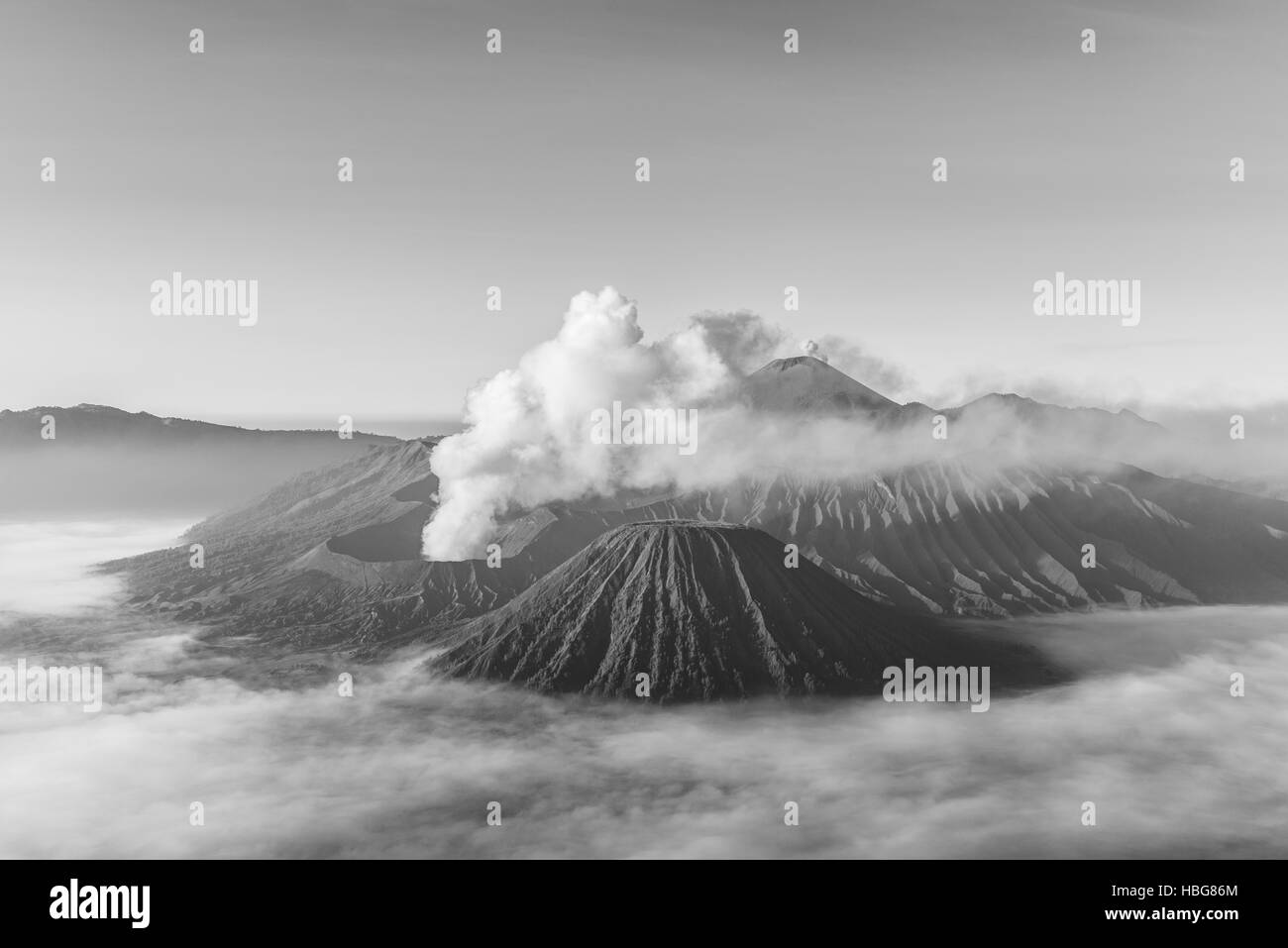 Monte Bromo fumatori, vulcano Monte Batok, Mount Kursi, Monte Gunung Semeru, Bromo Tengger Semeru National Park, East Java Foto Stock