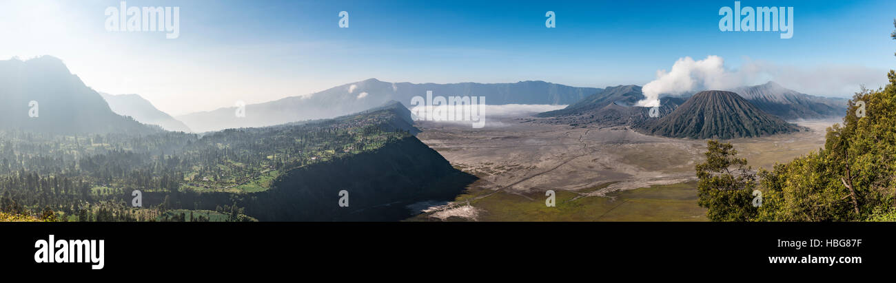 Cemoro Lawang, villaggio sul bordo della caldera, il Monte Bromo Bromo Tengger Semeru National Park, Java, Indonesia Foto Stock