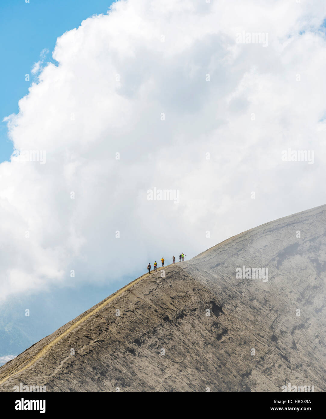 La gente che camminava sul bordo del cratere, fumatori Monte Bromo Bromo Tengger Semeru National Park, Java, Indonesia Foto Stock