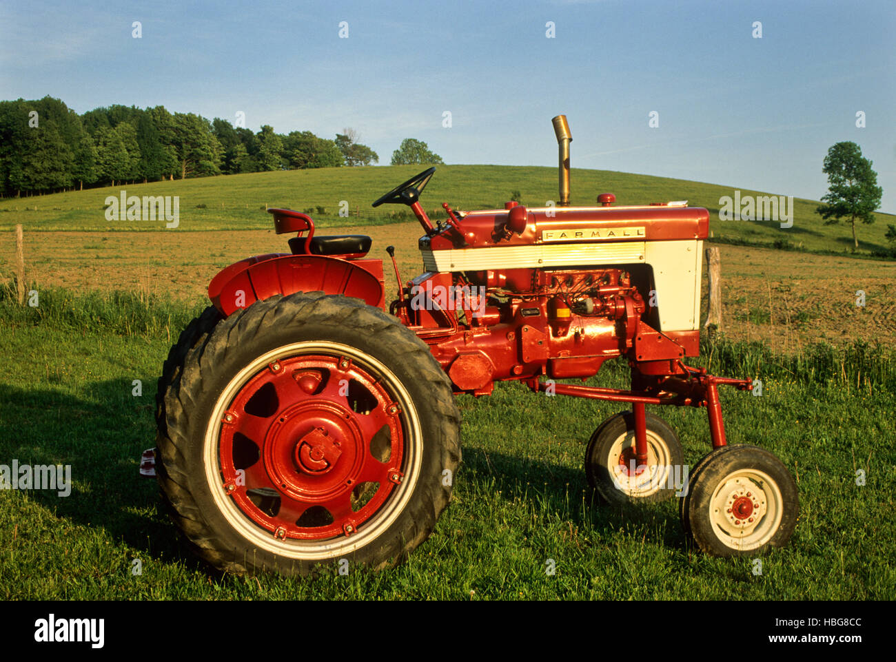 Vintage 1958 trattore Farmall High Crop 340, Cattaraugus County, New York, USA, US immagini antiche FS 14,30 MB attrezzature agricole terreno agricolo Foto Stock