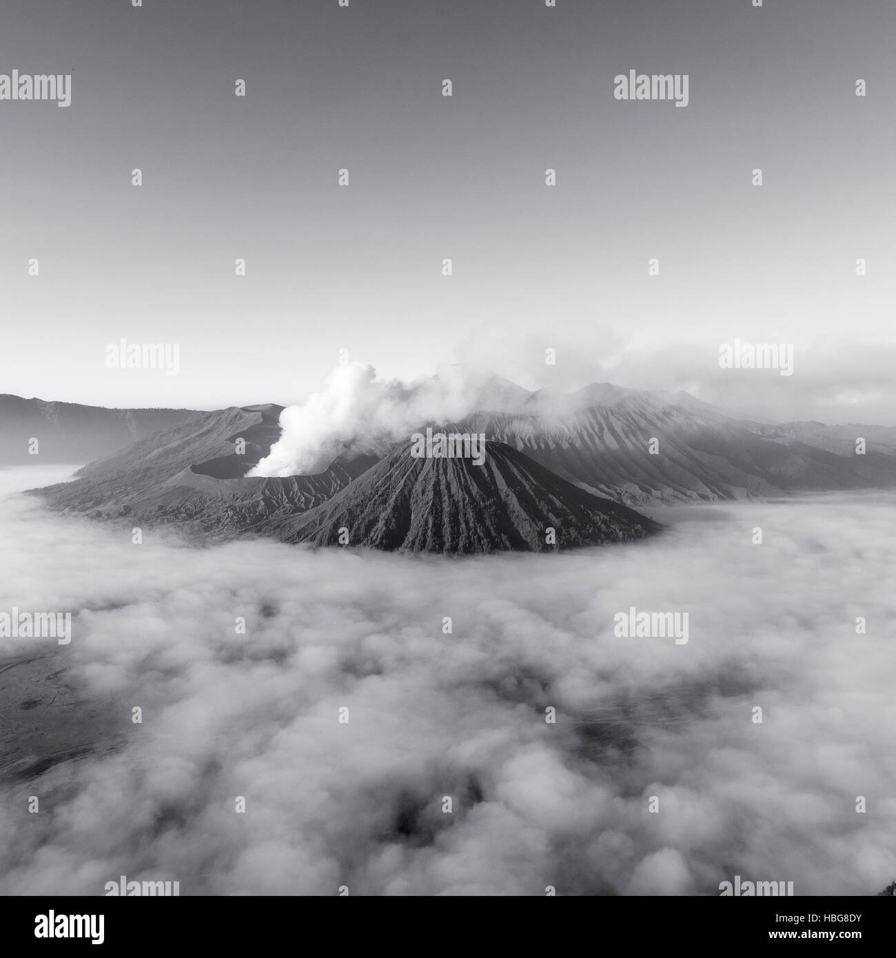 Monte Bromo nuvole vulcaniche, Atmosfera mattutina, Monte Batok, Mount Kersi, Monte Semeru, Bromo Tengger Semeru National Park Foto Stock