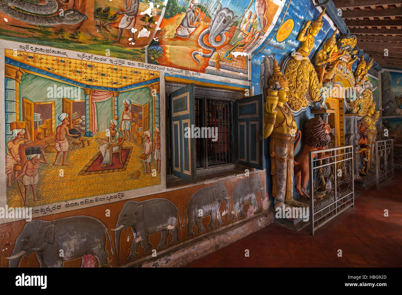 Interno della roccia Aluvihara tempio nella grotta, statue buddiste e murales, provincia centrale, Sri Lanka Foto Stock