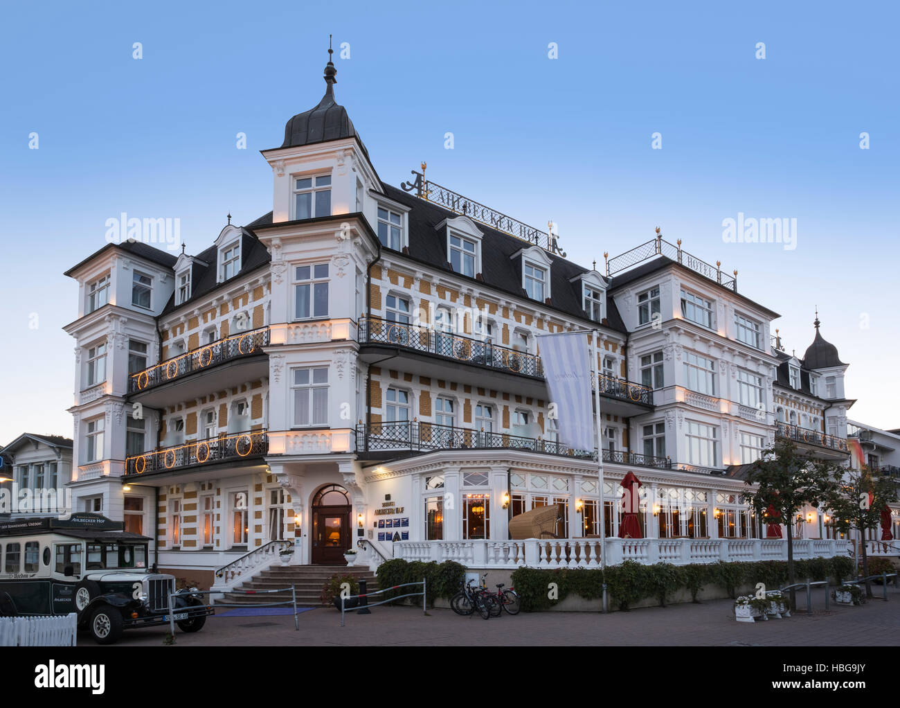 Hotel Ahlbecker Hof al crepuscolo, resort architettura, Seeheilbad Ahlbeck, Kaiserbäder, Usedom, Meclemburgo-Pomerania Occidentale Foto Stock