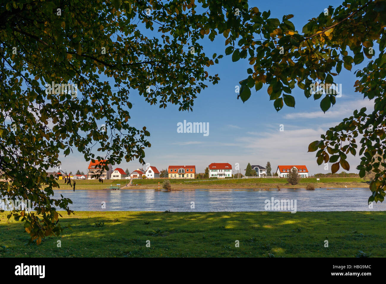 Lato del fiume Foto Stock