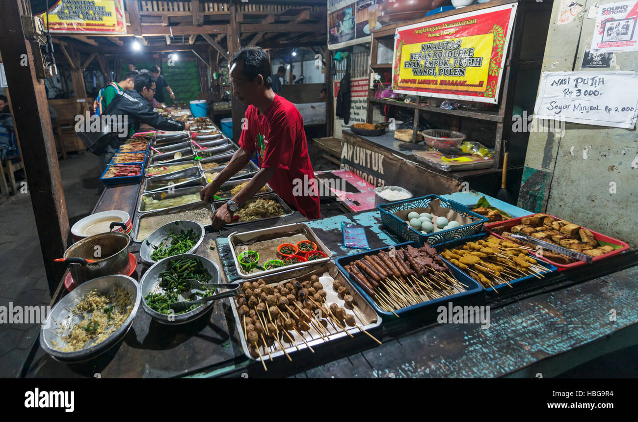 Vari cibi indonesiani presso lo stand, venditore, Mercato alimentare, Yogyakarta, Java, Indonesia Foto Stock
