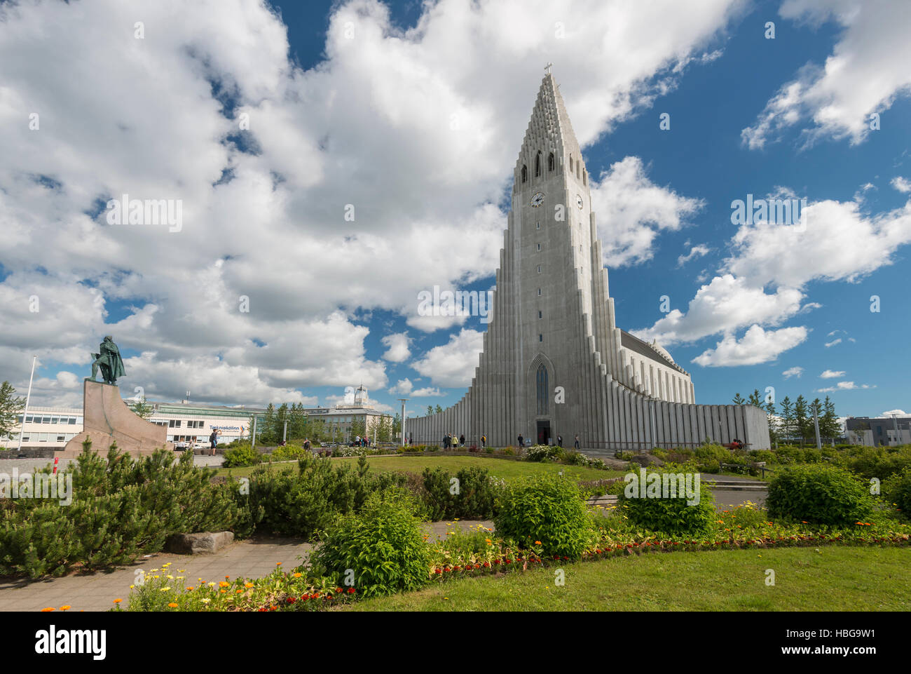 Hallgrímskirkja, chiesa, e Leif Erikson monumento, Reykjavik, Islanda Foto Stock