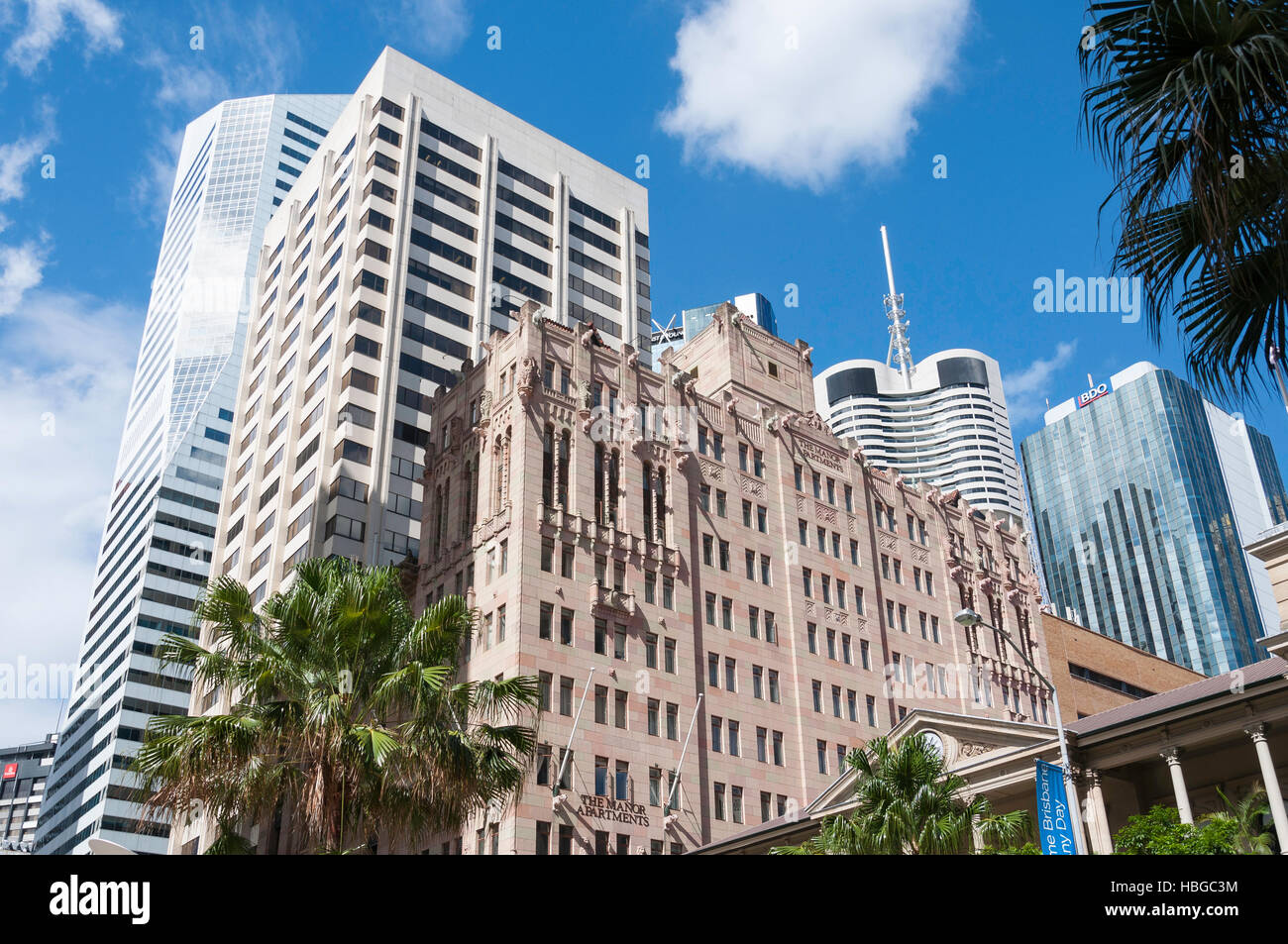 Vista della vecchia e nuova alto edificio di architettura dalla piazza della stazione, la città di Brisbane, Brisbane, Queensland, Australia Foto Stock