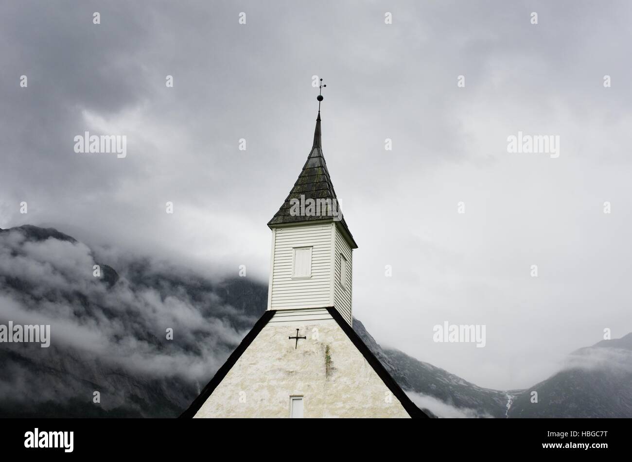 Chiesa Eidfjord Norvegia in un giorno nuvoloso Foto Stock