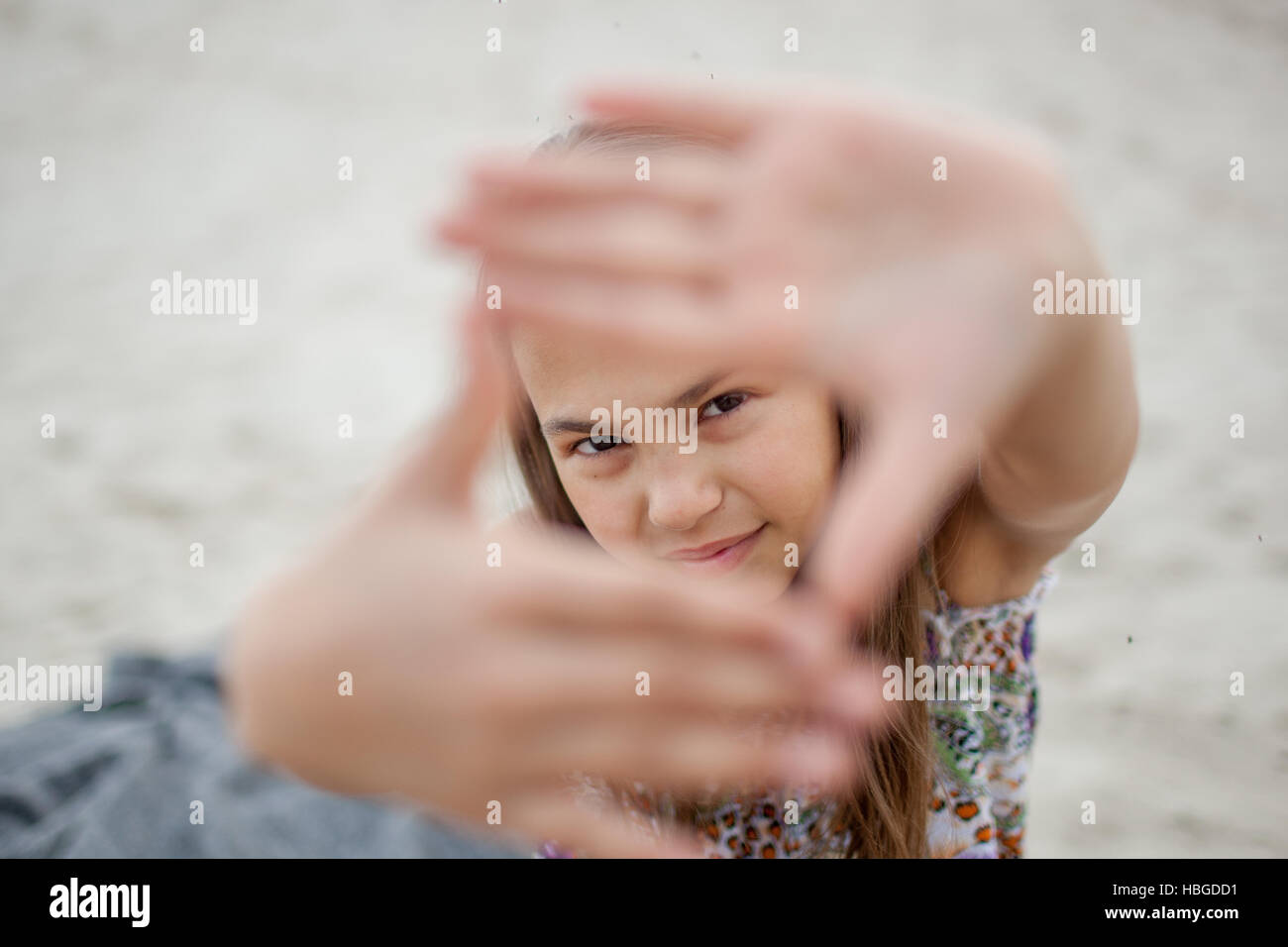 Ragazza che mostra gesti con le mani Foto Stock