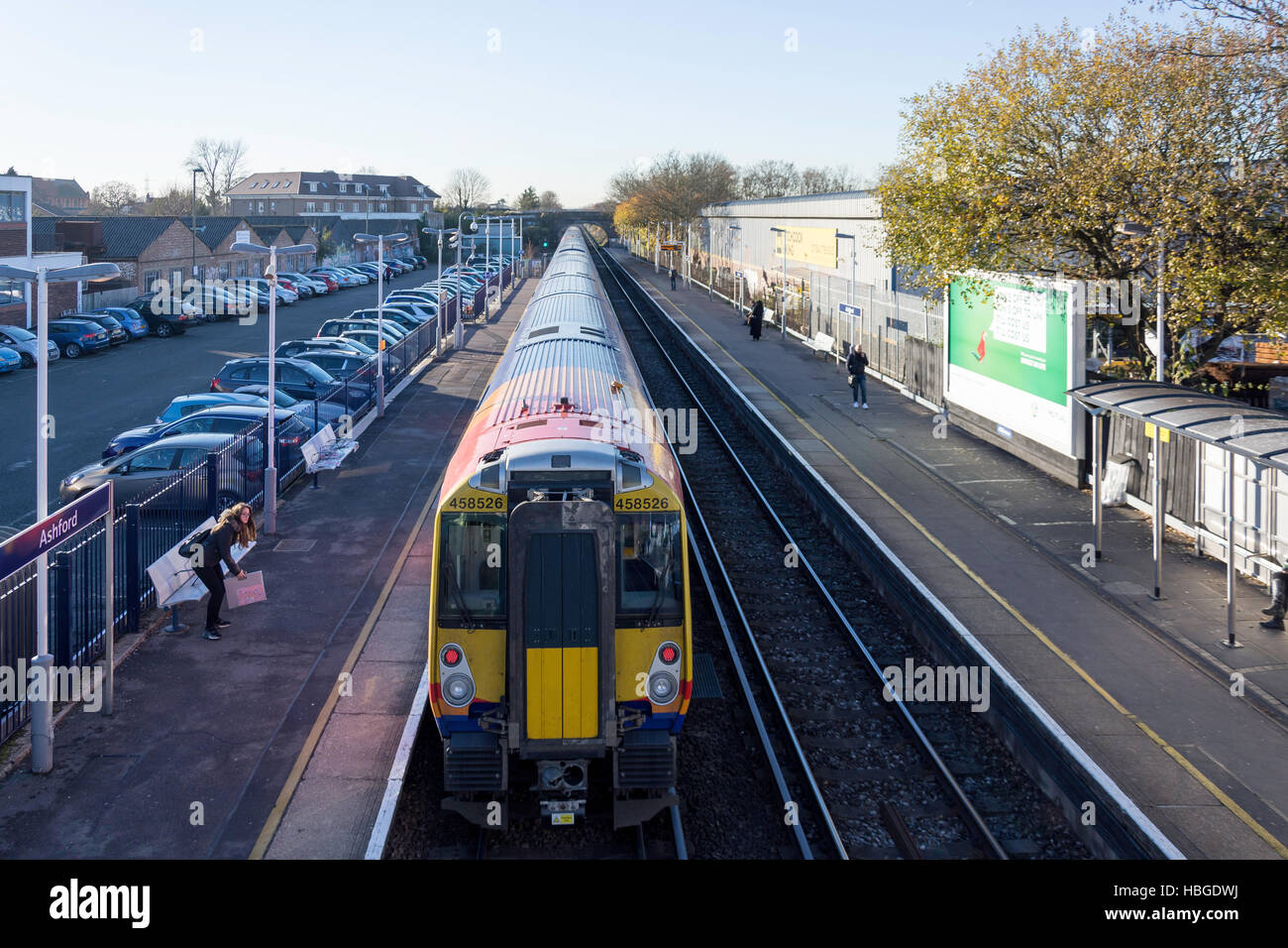 Rampa meridionale treno in partenza Ashford stazione ferroviaria, Ashford, Surrey, England, Regno Unito Foto Stock