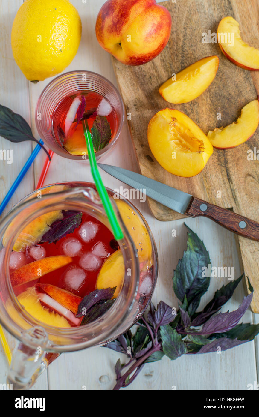 La limonata frutta e viola il basilico. Foto Stock