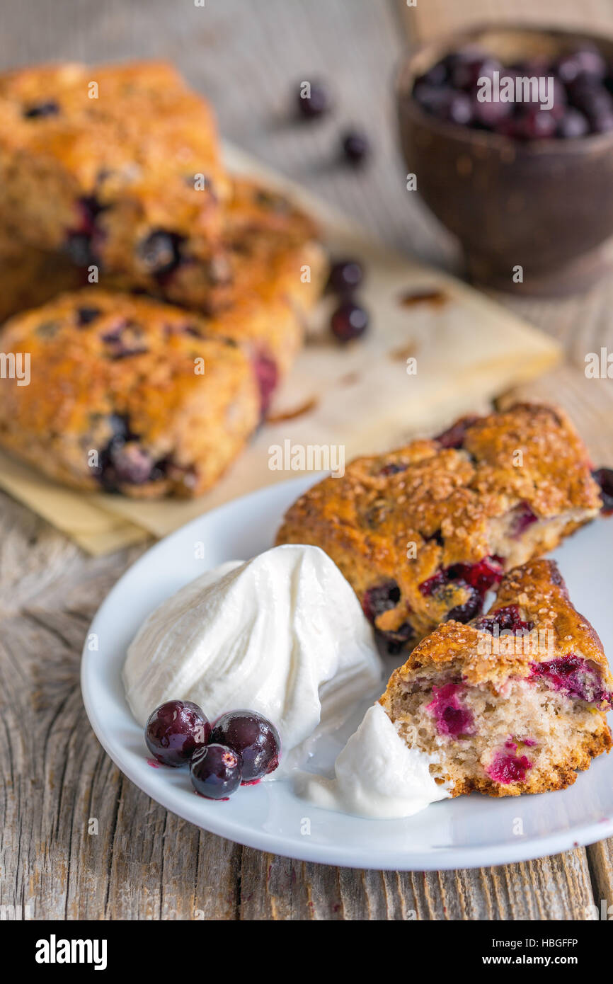 Focaccine fatte in casa con frutti di bosco e crema. Foto Stock
