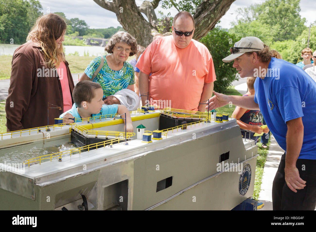 Un modello di lavoro di un blocco del canale è utilizzato per insegnare a genitori e bambini. Canale Erie, Schoharie Crossing, New York. Foto Stock