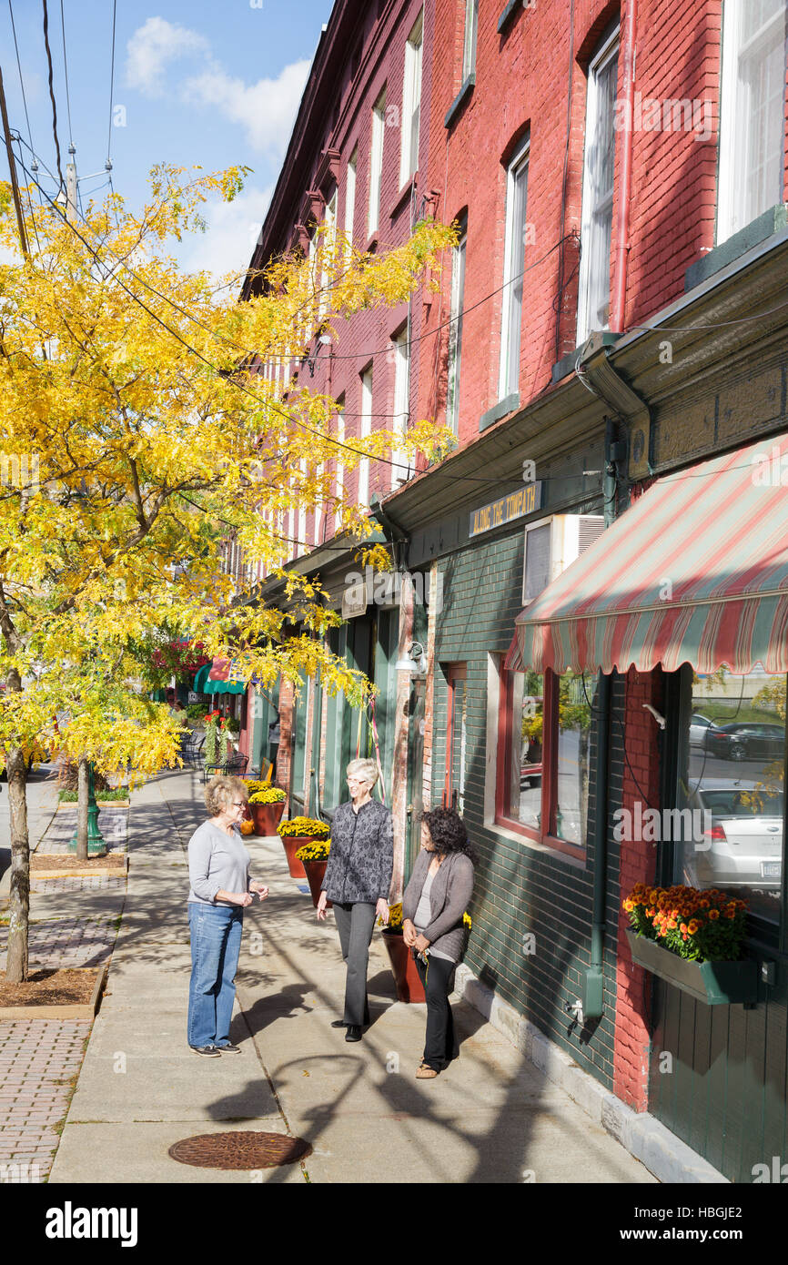 Le donne lo shopping e parlando, Canal Place, Little Falls, Herkimer Co8nty, Mohawk Valley, New York. Foto Stock