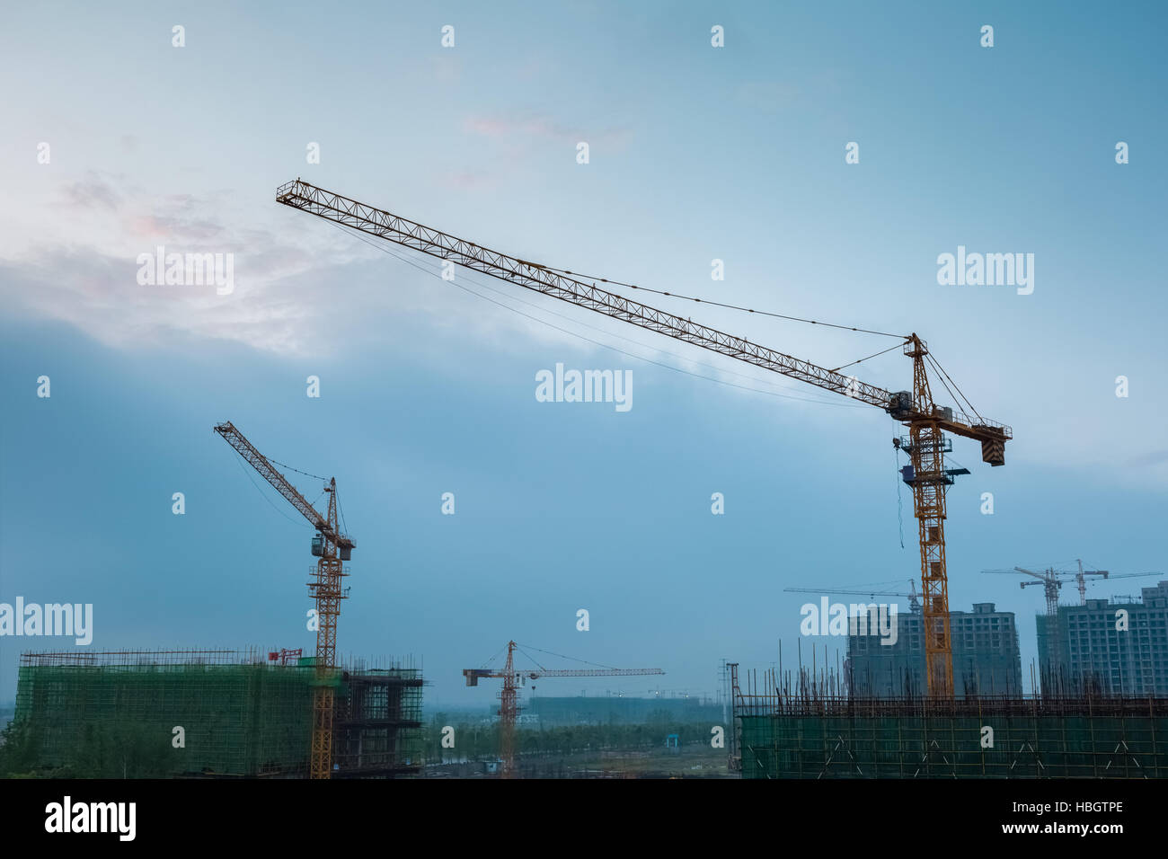 Sito in costruzione al crepuscolo Foto Stock