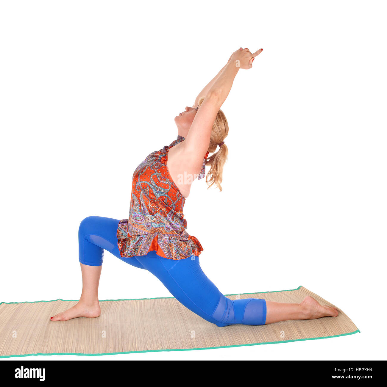 Lo yoga si estende dal trainer. Foto Stock