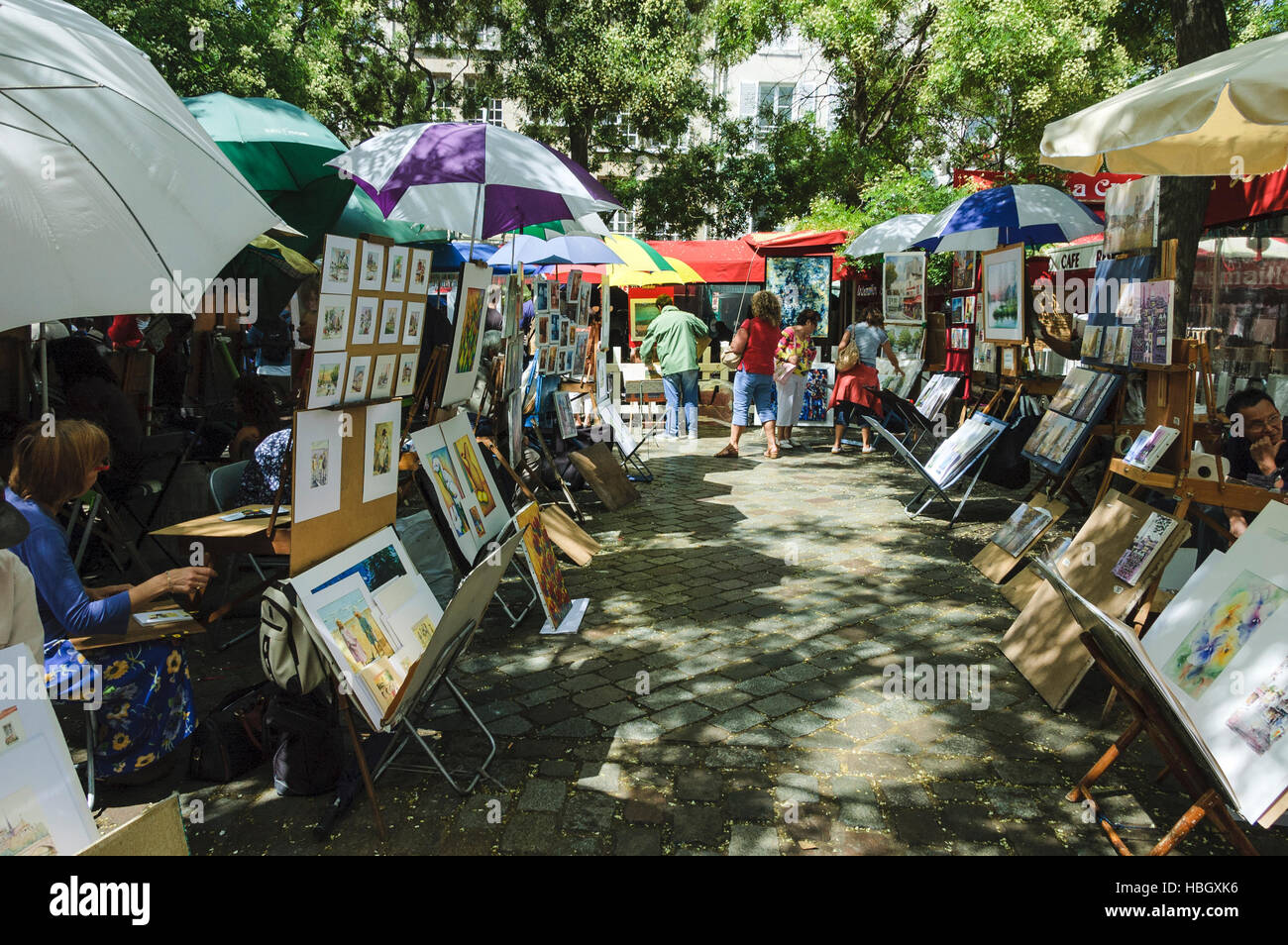 Ampio angolo di visione di Place du Tertre, una piazza nel quartiere Montmartre di Parigi dove artisti di vendere le loro creazioni all'esterno. Foto Stock