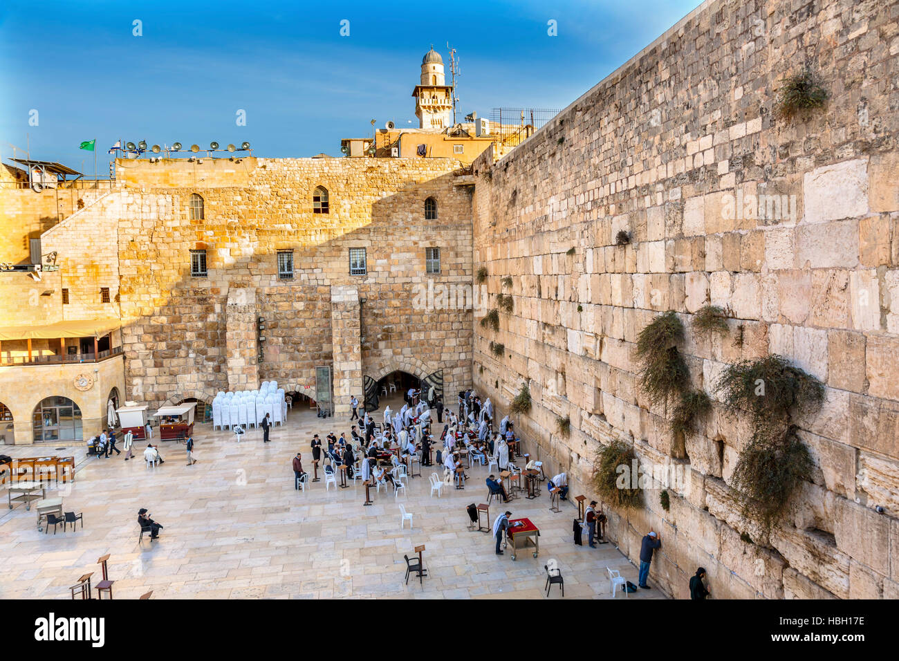 Pregando presso la Western'pianto' parete dell antico tempio di Gerusalemme in Israele. Parete occidentale dell'antico tempio ebraico costruito nel 100 A.C. da Erode il Grande Foto Stock