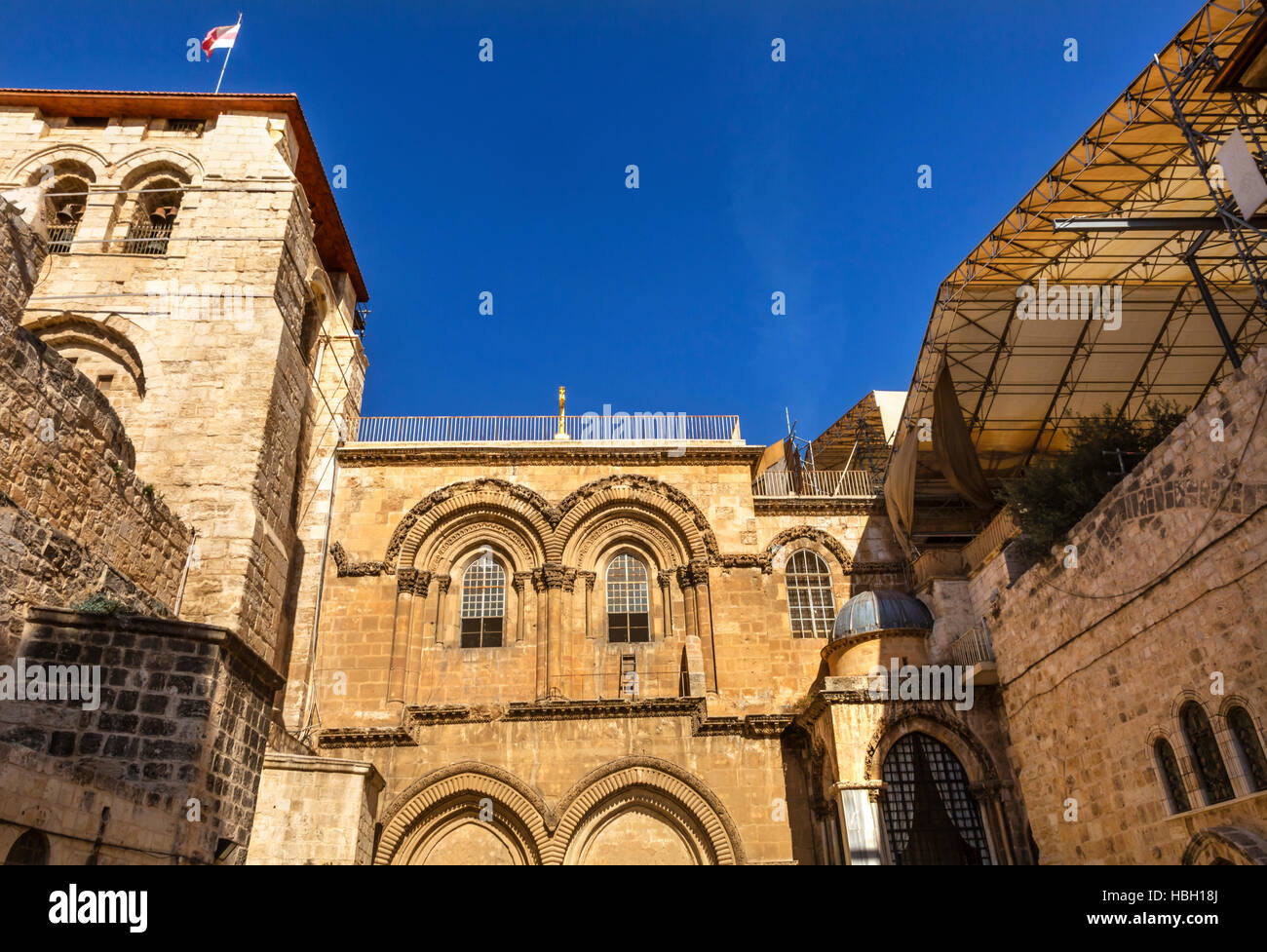 Chiesa del Santo Sepolcro di Gerusalemme in Israele. Chiesa ampliato nel 1114 a 1170 annuncio contiene la tomba di Gesù e del Golgota, Crocifissione sito. Foto Stock