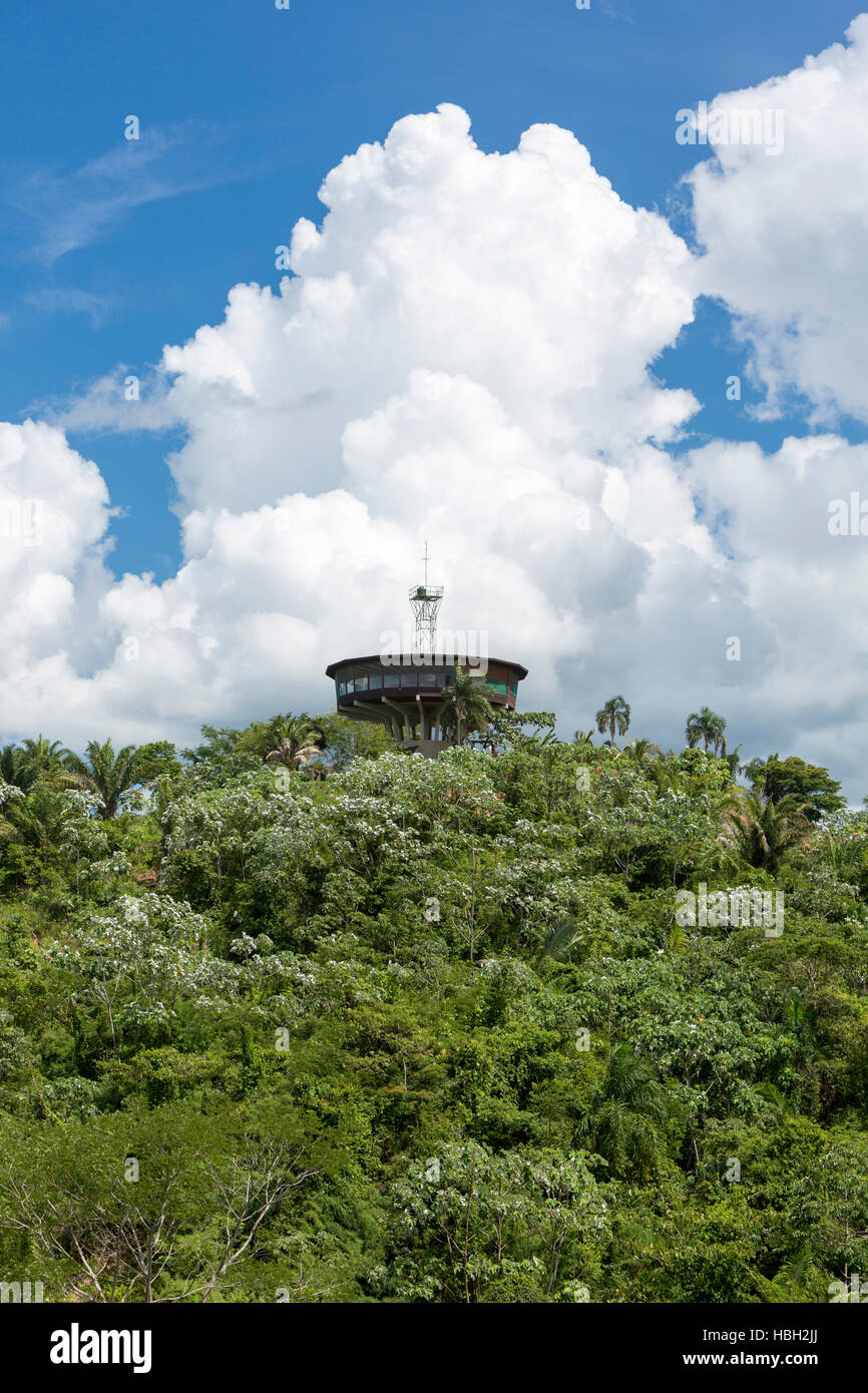 Casa moderna costruita su alta struttura in cemento armato in foresta, Bolivia Foto Stock