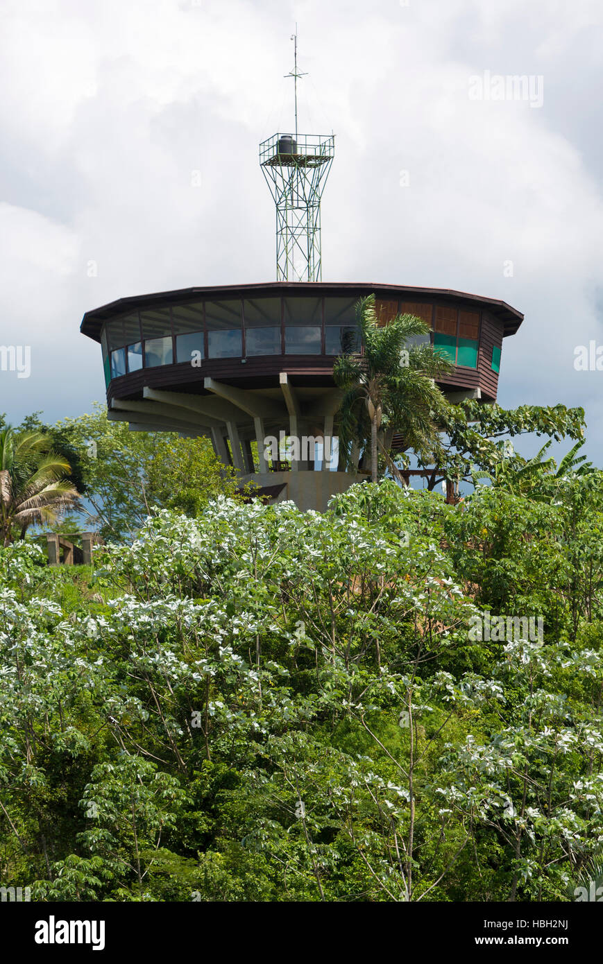 Casa moderna costruita su alta struttura in cemento armato in foresta, Bolivia Foto Stock