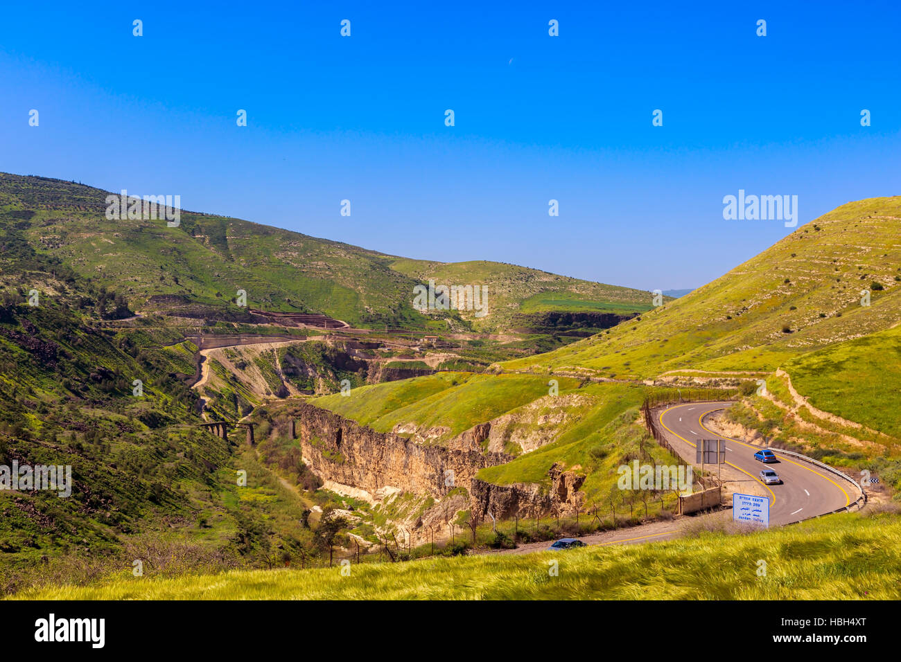 A serpentina si snoda su strada Foto Stock