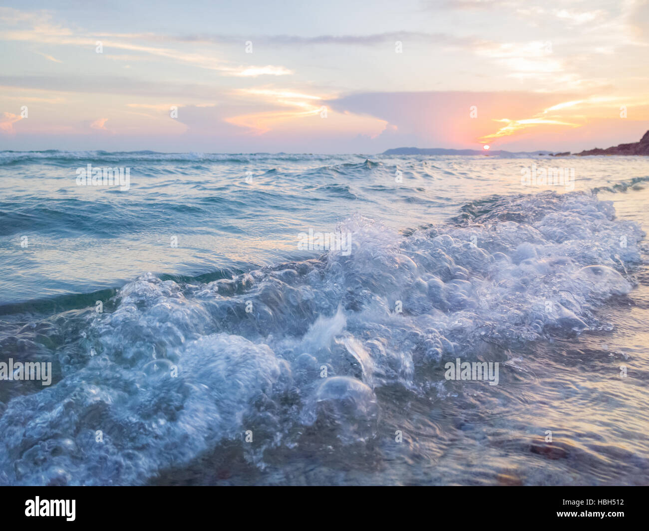 Il mare e il cielo al tramonto in Pattaya, Thailandia. Foto Stock