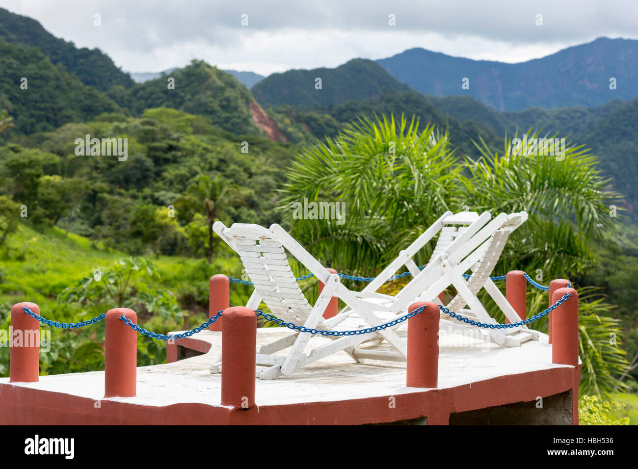 Piscina con montagne tropicali di Rurrenabaque Foto Stock