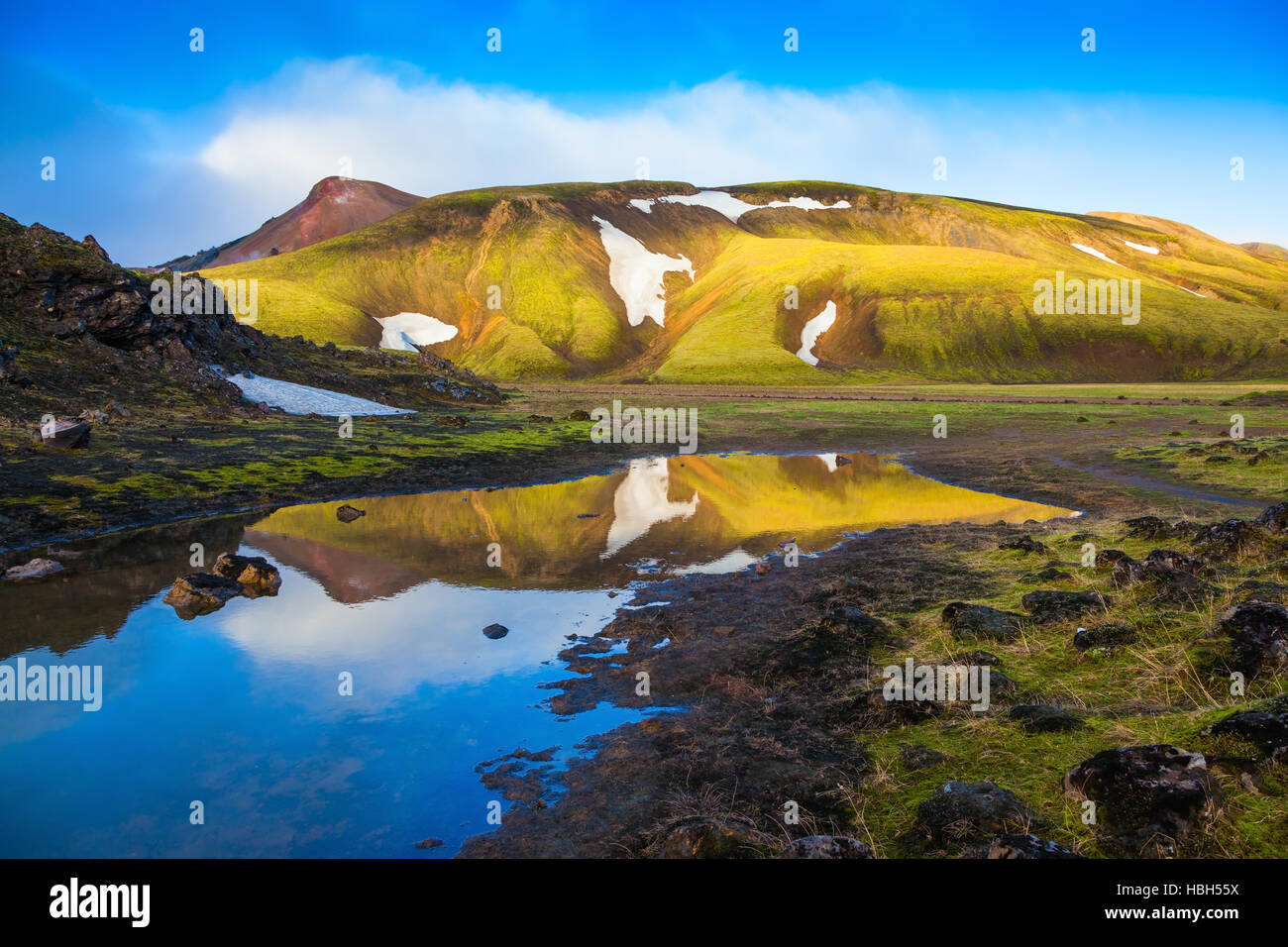 Luce golden alba illumina le montagne Foto Stock