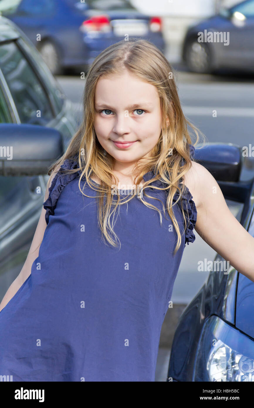 Carino sorridente ragazza con i capelli biondi Foto Stock