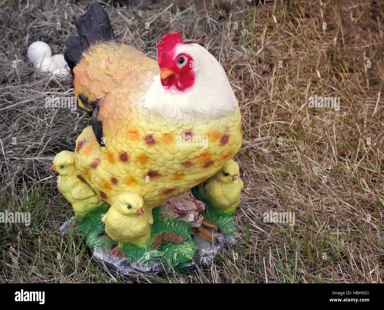 Figura scolpita di gallina con i polli Foto Stock