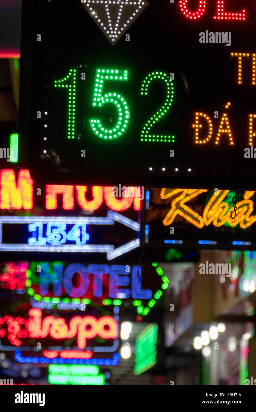 Varie commerciale colorate luci al neon segni di notte, Ho Chi Minh Foto Stock