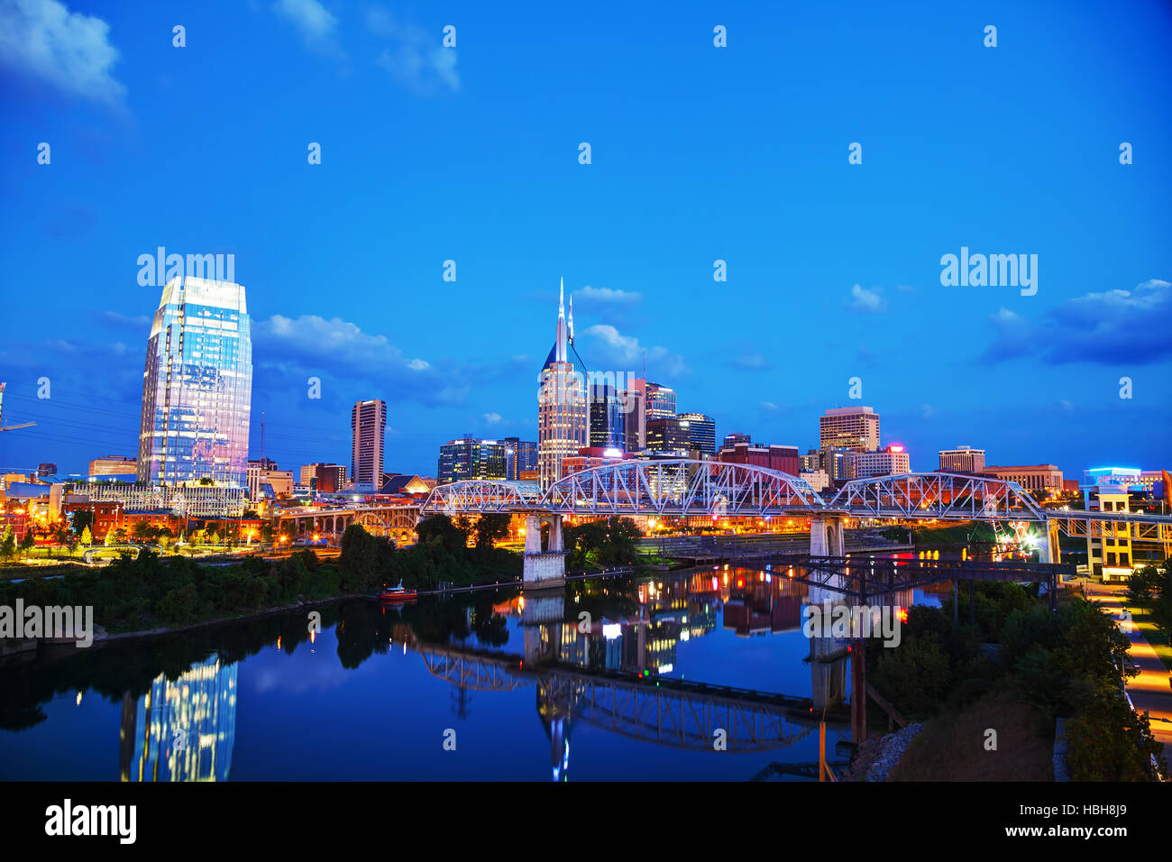 Il centro cittadino di Nashville cityscape di notte Foto Stock