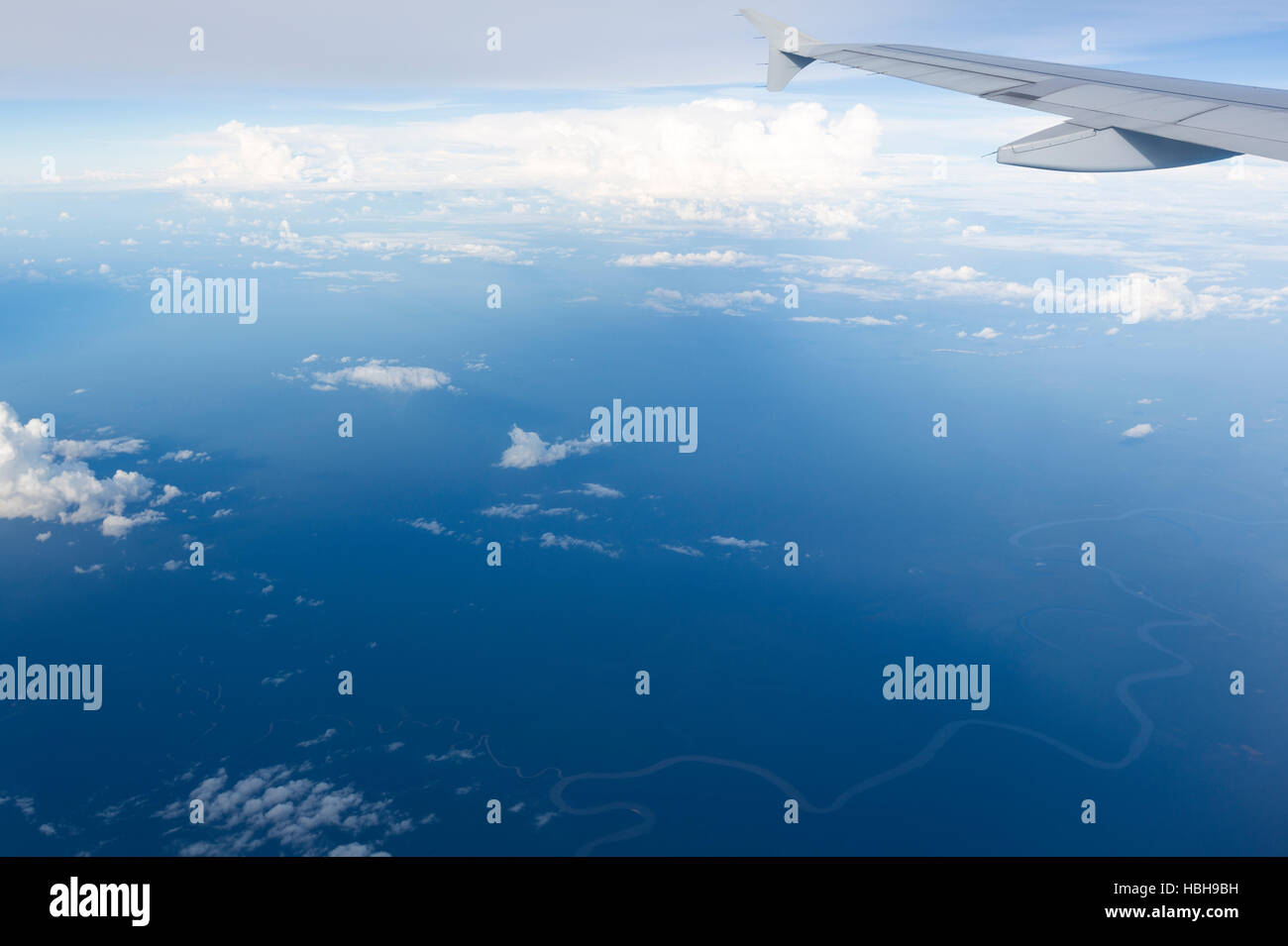 Vista del piano di getto ala con nuvole sopra il stato di Amazonas, Colombia Foto Stock