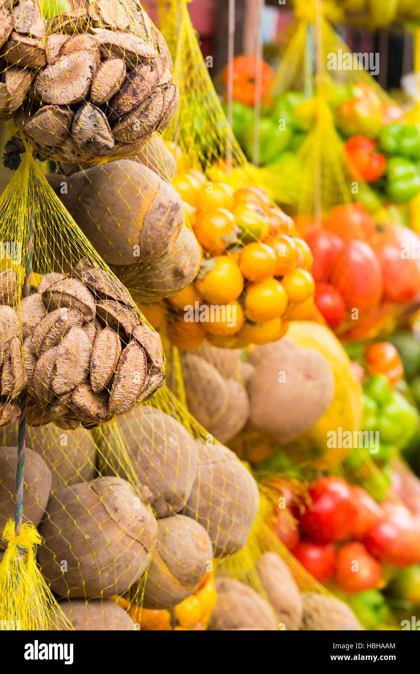 Colorata frutta fresca in vendita nel mercato della frutta, Brasile Foto Stock